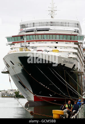 Ein allgemeiner Überblick über Cunards neues Kreuzschiff Queen Elizabeth auf der Fincantieri-Werft in Triest, Italien, am Freitag, den 30. Juli 2010, bevor sie im Oktober dieses Jahres in Dienst gestellt wird. Stockfoto