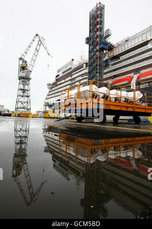 Eine allgemeine Ansicht des Bogens von Cunards neuem Kreuzschiff Queen Elizabeth auf der Fincantieri-Werft in Triest, Italien, am Freitag, 30. Juli 2010, bevor sie im Oktober dieses Jahres in Dienst gestellt wird. Stockfoto