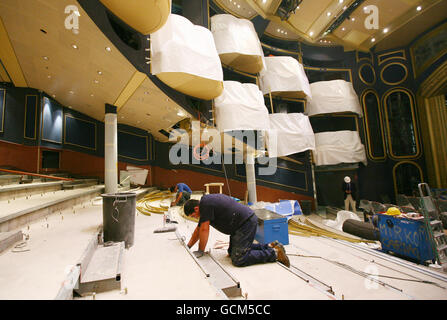 Eine allgemeine Ansicht, da Ingenieure am Freitag, dem 30. Juli 2010, an Bord von Cunards neuem Kreuzschiff, der Queen Elizabeth, an der Fincantieri-Werft in Triest, Italien, arbeiten, bevor sie im Oktober dieses Jahres in Dienst gestellt wird. Stockfoto