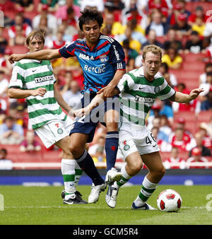 Fußball - Emirates Cup 2010 - Celtic gegen Olympique Lyonnais - Emirates Stadium. Lyons Clement Grenier (Mitte) und Celtic's Aiden McGeady kämpfen während des Emirates Cup im Emirates Stadium, London, um den Ball. Stockfoto