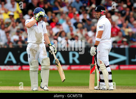 Englands Eoin Morgan kommt an Matt Prior vorbei, nachdem er am dritten Tag des ersten npower-Testmatches in Trent Bridge, Nottingham, von Pakistans Umar Akmal ausgefahren wurde. Stockfoto