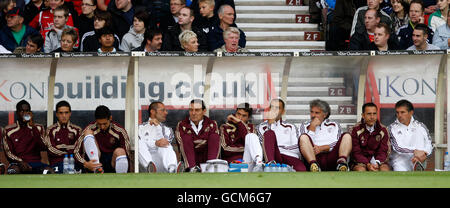 Fußball - vor der Saison freundlich - Nottingham Forest / Olympique Lyonnais - City Ground. Olympique Lyonnais ersetzt und coacht Mitarbeiter, darunter Manager Claude Puel (ganz rechts) im Dugout Stockfoto