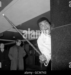 Muhammad Ali schaut sich um, wie er am Flughafen Heathrow begrüßt wird. Er ist in London, um den Kampf zwischen Joe Bugner und Santiago Alberto Lovell in der Royal Albert Hall zu sehen. Stockfoto