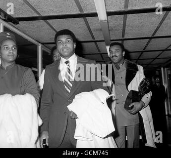 Muhammad Ali, der nach einem Flug aus Brüssel am Flughafen Heathrow ankommt. Er ist in London, um den Kampf zwischen Joe Bugner und Santiago Alberto Lovell in der Royal Albert Hall zu sehen. Stockfoto