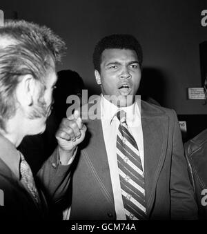 Muhammad Ali, der nach einem Flug aus Brüssel am Flughafen Heathrow ankommt. Er ist in London, um den Kampf zwischen Joe Bugner und Santiago Alberto Lovell in der Royal Albert Hall zu sehen. Stockfoto