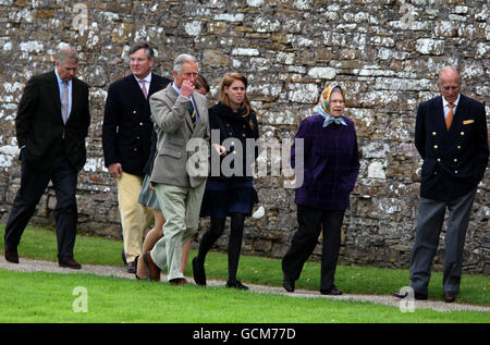 Königin Elizabeth II. (Zweite rechts), begleitet vom Herzog von Edinburgh (r), dem Herzog von York (links), dem Prinz von Wales (dritte links) und Prinzessin Beatrice (dritte rechts) bei einem Besuch im Besucherzentrum im Castle of Mey in Schottland. Stockfoto