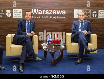 Premierminister David Cameron (links) trifft Präsident der Türkei Recep Tayyip Erdogan in einem bilateralen Treffen am zweiten Tag des Nato-Gipfels in das Nationalstadion in Warschau, Polen. Stockfoto