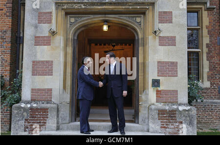 Premierminister David Cameron begrüßt den pakistanischen Präsidenten Asif Ali Zardari in Chequers in der Nähe von Princes Risborough. Stockfoto