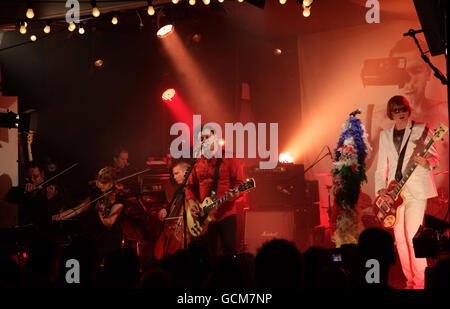 The Manic Street Preachers, James Dean Bradfield (links) und Nicky Wire (rechts) spielen einen geheimen Gig, um ihr neues Album 'Postcards from a Young man' im Hammersmith Working Men's Club im Westen Londons zu veröffentlichen. Stockfoto