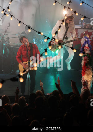 The Manic Street Preachers, James Dean Bradfield (links) und Nicky Wire (rechts) spielen einen geheimen Gig, um ihr neues Album 'Postcards from a Young man' im Hammersmith Working Men's Club im Westen Londons zu veröffentlichen. Stockfoto