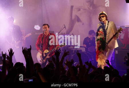 Die Manic Street Preachers, James Dean Bradfield (Mitte) und Nicky Wire (rechts) spielen einen geheimen Gig, um ihr neues Album 'Postcards From A Young man' im Hammersmith Working Men's Club im Westen Londons zu veröffentlichen. Stockfoto