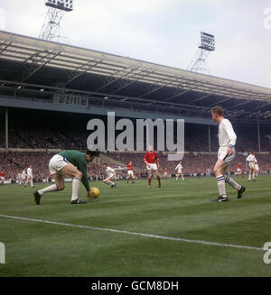 Fußball - FA Cup - Finale - Manchester United / Leicester City - Wembley Stadium. Leicester City Torhüter Gordon Banks sammelt den Ball Stockfoto