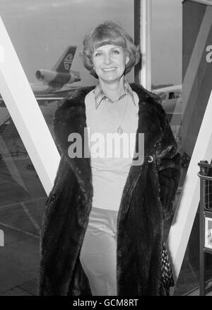 Joanne Woodward, Schauspielerin Ehefrau von Paul Newman, am Flughafen Heathrow, bevor sie zur Amtseinführung von Präsident Jimmy Carter nach Washington zurückkehrte. Sie war in England, um das Stück 'Come Back Little Sheba' zu drehen. Stockfoto