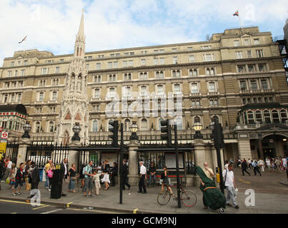 Gesamtansicht des Eleanor Cross-Denkmals, außerhalb des Bahnhofs Charing Cross, im Zentrum von London nach einem 10-monatigen Restaurierungsprojekt. Stockfoto