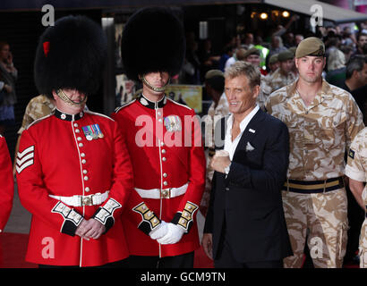 Dolph Lundgren (3. Links) kommt zur britischen Premiere der Expendables im Odeon, Leicester Square, London. DRÜCKEN SIE VERBANDSFOTO. Bilddatum: Montag, 9. August 2010. Das Foto sollte lauten: Yui Mok/PA Wire Stockfoto