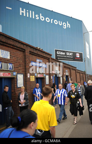 Allgemeine Ansicht der Fans vor dem Eingang des Spion Kop in Hillsborough, dem Sitz von Sheffield Wednesday Stockfoto