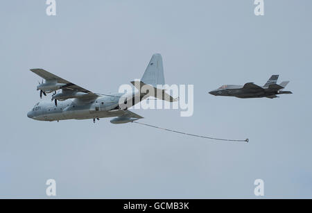 US Marinekorps f-35 Lightning II und Herkules Tanker fliegen Demo auf 2016 Royal International Air Tattoo, RAF Fairford. Stockfoto