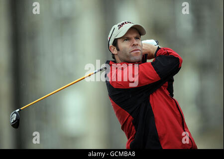 Bradley Dredge von Wales schlägt sich in der zweiten Runde der Open Championship 2010 in St Andrews, Fife, Schottland, vom 2. Loch ab. Stockfoto