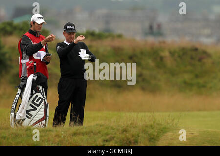 Der Spanier Miguel Angel Jimenez (rechts) diskutiert die Yardage mit seinem Caddie Michael Hough während der zweiten Runde der Open Championship 2010 in St Andrews, Fife, Schottland Stockfoto