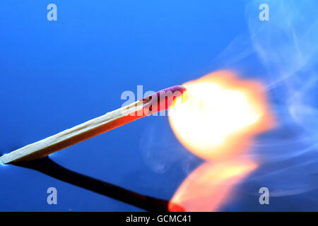 Nahaufnahme von einem brennenden match über Wasserspiegel Stockfoto