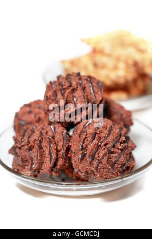 Untertasse mit Pralinen oder Gebäck auf weißem Hintergrund Stockfoto