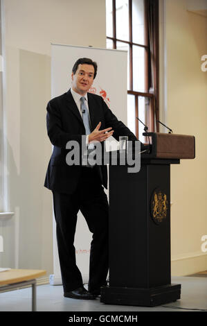 Schatzkanzler George Osborne sprach vor dem Finanzministerium in Zentral-London, wo er Pläne zur Vereinfachung des britischen "Paghetti-Bowl"-Steuersystems ankündigte. Stockfoto