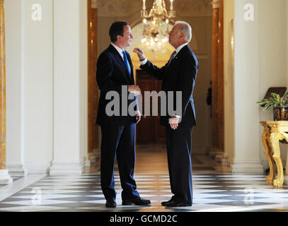 Der britische Premierminister David Cameron begrüßt heute den US-Vizepräsidenten Joe Biden in der britischen Residenz in Washington, bevor er später mit Präsident Barack Obama im Weißen Haus zusammentreffen wird. Stockfoto