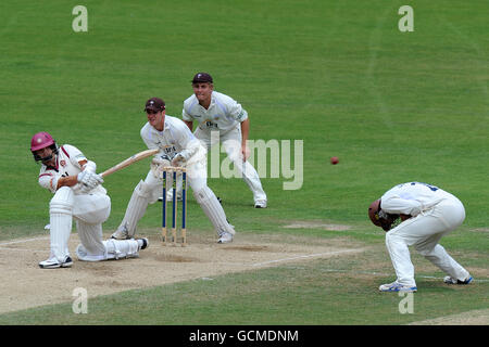 Cricket - Liverpool Victoria County Championship - Division Two - Tag drei - Surrey V Northamptonshire - The Brit Insurance .... Surreys Matthew Spriegel (rechts) duckt, während Jack Brooks (links) aus Northamptonshire herauskommt. Stockfoto