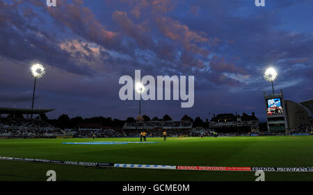 Cricket - Friends Provident Twenty20 - Viertelfinale - Nottinghamshire Outlaws / Sussex Sharks - Trent Bridge. Allgemeiner Blick auf die Spielaktion unter dem Scheinwerferlicht während des Finales des Friends Provident t20 Quarter in Trent Bridge, Nottingham. Stockfoto