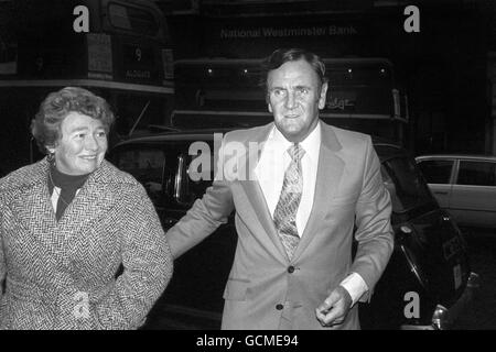 Der ehemalige englische Fußballmanager Don Revie und seine Frau Elsie am High Court in London, wo er Richter Cantley bat, zu erklären, dass das 10-jährige Verbot des Fußballverbands gegen ihn, am Ligafußball teilzunehmen, ungültig sei. Stockfoto