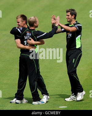 Surrey's Jade Dernbach (rechts) feiert mit Jason Roy (links) und Gareth Batty (Mitte) nach dem Fang von Somerset's Craig Kieswetter. Stockfoto