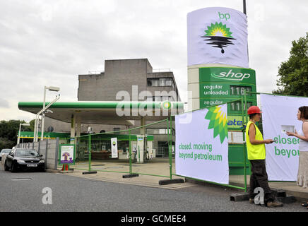 Ein Greenpeace-Aktivist vor der BP-Tankstelle an der Londoner Hampstead Road, einer von mehreren, die die Wohltätigkeitsorganisation heute in der Hauptstadt geschlossen hat. Stockfoto