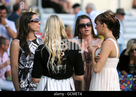 Pferderennen - Vines of Gatwick und Redhill Ladies' Evening - mit Girls B Loud - Lingfield Park. Rennfahrer genießen die Atmosphäre im Lingfield Park Stockfoto