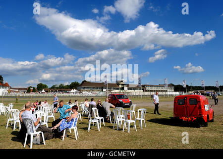 Pferderennen - Vines of Gatwick und Redhill Ladies' Evening - mit Girls B Loud - Lingfield Park. Rennfahrer genießen die Atmosphäre im Lingfield Park Stockfoto