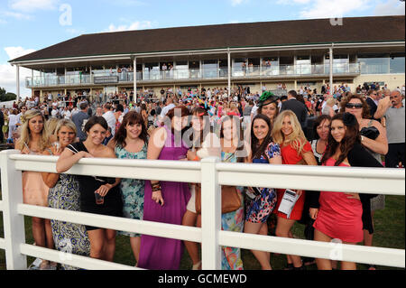 Pferderennen - Vines of Gatwick und Redhill Ladies' Evening - mit Girls B Loud - Lingfield Park. Rennfahrer genießen die Atmosphäre im Lingfield Park Stockfoto