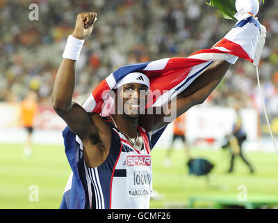 Der britische Phillips Idowu feiert seinen Sieg im Dreisprung-Finale der Männer am dritten Tag der Europameisterschaft im Olympiastadion in Barcelona, Spanien. Stockfoto