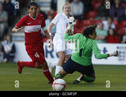 Die Engländerin Ellen White erzielt das zweite Tor gegen die Turkei-Torhüterin Duygu Yilmaz und den Verteidiger Cigdem Belci beim Frauen-WM-Quälifying-Spiel im Banks' Stadium, Walsall. Stockfoto