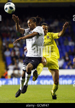 Tottenham Hotspors' Giovani Dos Santos (links) und Villareals Angel Lopez während der Pre Season Friendly in der White Hart Lane, London. Stockfoto