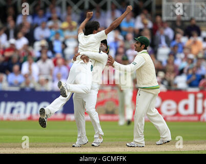 Cricket - npower First Test - Tag zwei - England - Pakistan - Trent Bridge. Pakistans Mohammid Asif feiert das Dickicht von Englands James Anderson Stockfoto