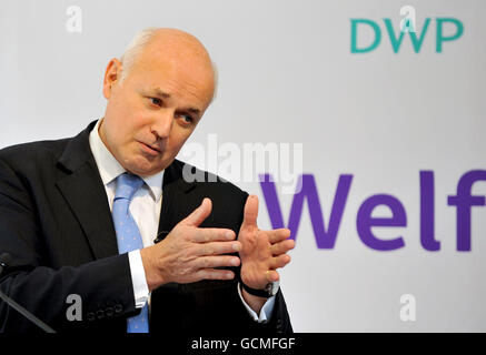 Arbeits- und Rentenminister Iain Duncan Smith enthüllt radikale Vorschläge zur Reform des "antiquierten" Sozialleistungen-Systems Großbritanniens im Bromley by Bow Centre, East London. Stockfoto