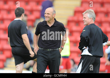 Fußball - vor der Saison freundlich - Kidderminster Harriers / Nottingham Forest - Aggborough Stadium. Kidderminster Harriers Manager Steve Burr im Gespräch mit dem Assistenten Gary Whild (rechts) während des Warm-Up Stockfoto