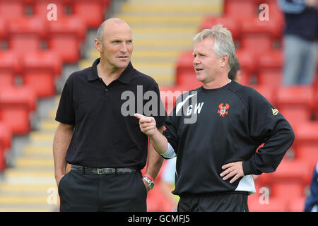 Fußball - vor der Saison freundlich - Kidderminster Harriers / Nottingham Forest - Aggborough Stadium. Kidderminster Harriers Manager Steve Burr im Gespräch mit dem Assistenten Gary Whild (rechts) während des Warm-Up Stockfoto