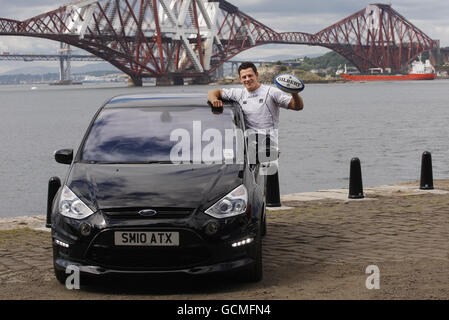 Der schottische Rugby-Spieler Nick De Luca wird mit einem Ford-Auto während eines Fotoalles fotografiert, um eine Sponsorenankündigung in der Nähe der Forth Rail Bridge bei North Queensferry in Schottland zu fördern. Stockfoto
