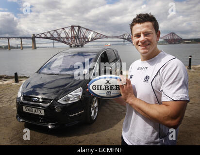 Der schottische Rugby-Spieler Nick De Luca wird mit einem Ford-Auto während eines Fotoalles fotografiert, um eine Sponsorenankündigung in der Nähe der Forth Rail Bridge bei North Queensferry in Schottland zu fördern. Stockfoto