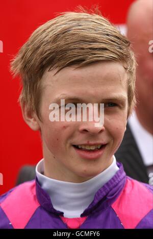 Jockey David Probert, nachdem er am vierten Tag des glorreichen Goodwood Festivals auf der Goodwood Racecourse in Chichester das Sprint Handicap der Rolf Group gegen Joseph Henry gewonnen hatte. Stockfoto