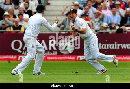 Der Engländer Andrew Strauss feiert, nachdem er den pakistanischen Shoaib Malik beim Bowling von James Anderson für 38 am zweiten Tag des ersten npower-Test-Spiels in Trent Bridge, Nottingham, gefangen hatte. Stockfoto