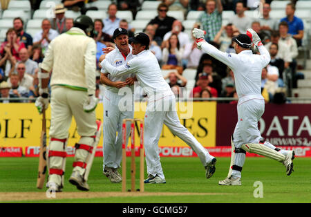 Der Engländer Andrew Strauss feiert mit Graeme Swann, nachdem er am zweiten Tag des ersten npower-Test-Spiels in Trent Bridge, Nottingham, den pakistanischen Shoaib Malik beim Bowling von James Anderson für 38 erwischte. Stockfoto