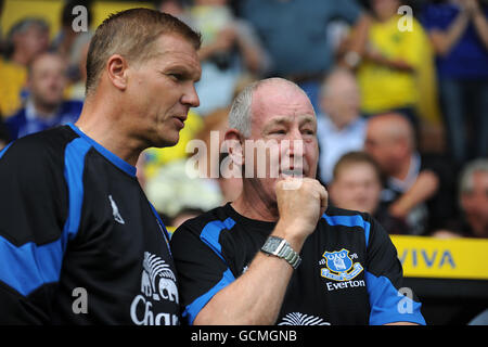 Everton Kit Manager Jimmy Martin (rechts) und Torwarttrainer Chris Hölzer Stockfoto