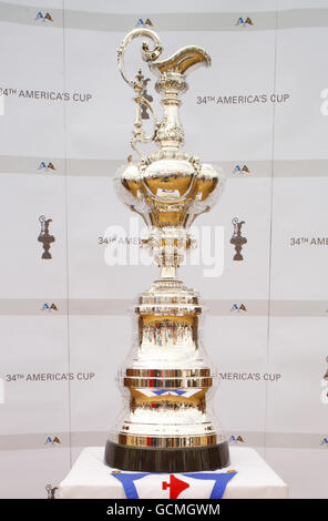 Segeln - Cowes Week - Tag 4 - Isle of Wight. Die älteste Sporttrophäe der Welt, der America's Cup, wird auf der Parade in Cowes am vierten Tag der Cowes Week, Isle of Wight, ausgestellt. Stockfoto