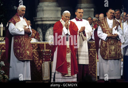 Papst Johannes Paul II. Feiert die Messe in der Westminster Cathedral. Mit ihm sind Kardinal Basil Hume, links, Erzbischof von Westminster, und Kardinal Gray, rechts, Primas von Schottland. Stockfoto